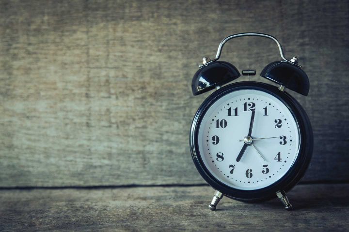 An alarm clock - Photo by Aphiwat from Pexels
